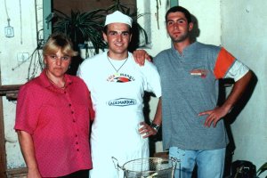 mamma, Raffaele e Paolo, per la "patatine e coca party"