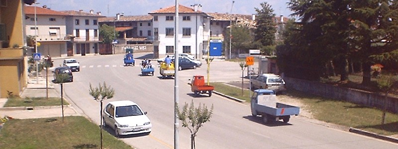 corteo delle Ape nei paraggi della piazza.