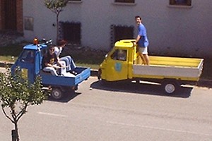 Lorenzo e Oscar in giro con le rispettive ape